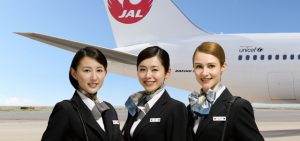 Nhân viên hãng hàng không Japan Airlines chuyên nghiệp và phục vụ tốt