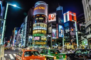 Ginza được xem là khu vực sầm uất của Tokyo với nhiều cửa hàng thời trang và nhà hàng, quán ăn nổi tiếng