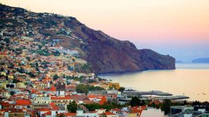 Madeira là một ốc đảo màu mỡ nằm trên Đại Tây Dương hấp dẫn với những ngôi nhà tuyệt đẹp