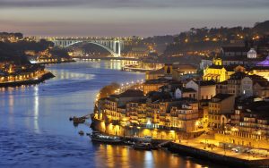 Porto là một thành phố luôn tất bật và nhộn nhịp, đặc biệt lại thêm lung linh về đêm