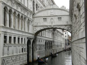  cây cầu đá vôi trắng toát hơn 400 năm tuổi này là một trong những cây cầu nổi tiếng nhất Venice