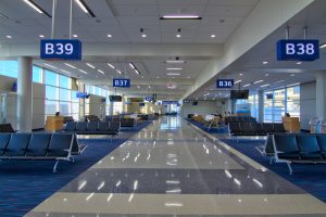 Phòng chờ của sân bay quốc tế Dallas rộng với không gian thoải mái