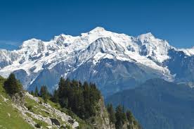 Mont Blanc có độ cao 4.810 m vươn lên trên dãy Alps