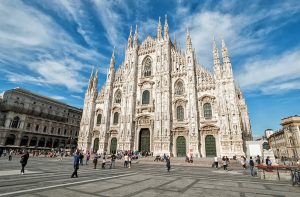 Nhà thờ Il Duomo – Santa Maria Nascente có sức chưa trên 40.000 người