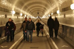 Đường hầm đi bộ ngầm dưới biển phổ biến ở nước Đức