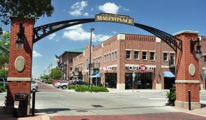 Old Town: nằm ở phía đông trung tâm thành phố Wichita, 
