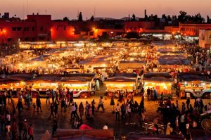 Thành phố Marrakesh về đêm lung linh ánh đèn