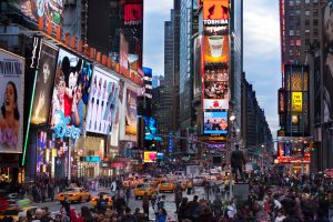 Times Square là một trong những nơi nổi tiếng và nhộn nhịp nhất thế giới với dòng người như không bao giờ ngưng chảy trong một rừng đèn sáng lấp lánh. 