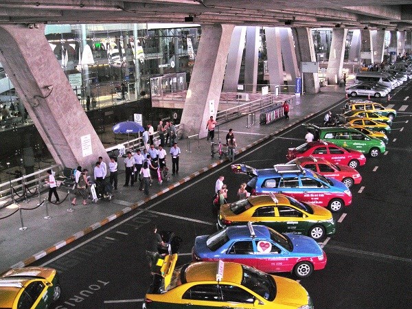 Taxi đầy sắc màu ở Sân bay quốc tế Thái Lan Suvarnabhumi 