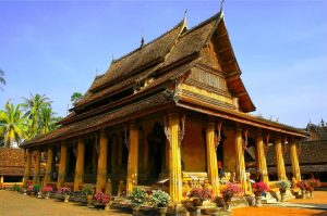 Wat Sisaket được xây dựng từ thế kỷ 19 với kiến trúc phật giáo Xiêm