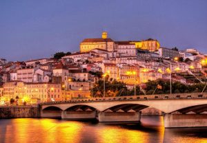 Coimbra nằm ở miền trung Bồ Đào Nha, là một thị trấn nhỏ duyên dáng bên bờ sông Mondego