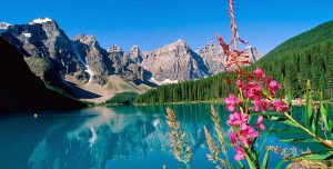  Dãy Canadian Rockies nằm phía Tây Canada thuộc bang British Columbia và Alberta là một trong những địa điểm du lịch Canada thu hút những tay leo núi chuyên nghiệp