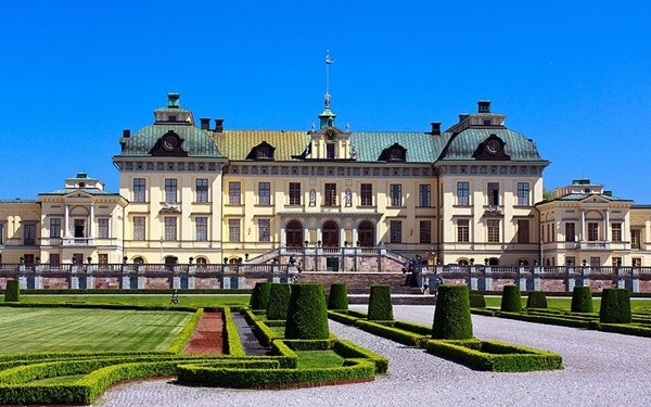 Cung điện Hoàng gia Drottningholm được xây dựng vào thế kỷ 17 theo nguyên mẫu của kiến trúc sư Nicodemus Tessin