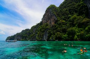 Đảo Phi phi Phuket là một trong những điểm đến yêu thích của du khách