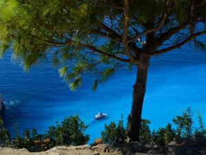 Bờ biển Mediterranean quyến rũ với màu nước xanh biếc