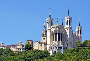 Thánh đường Fourviere là một nhà thờ nhở ở Lyon, được xây dựng những năm 1872-1884